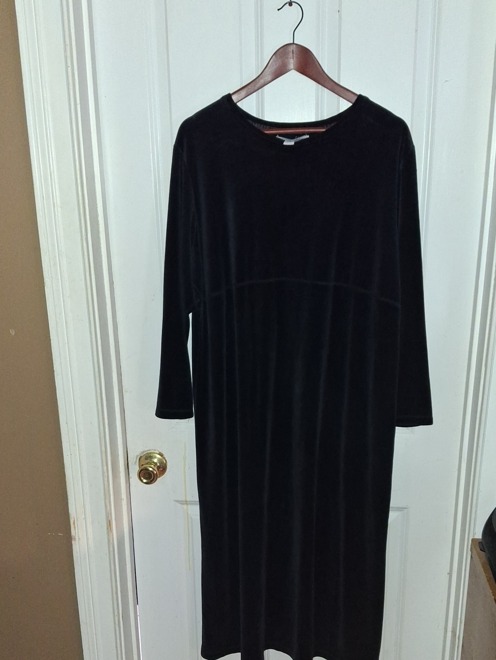 Marsh Landing Black Velvet Long-Sleeve Midi Dress